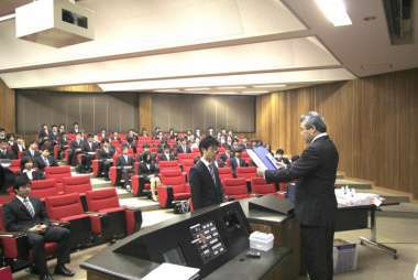 平成22年度優良学生表彰式｜賞状授与