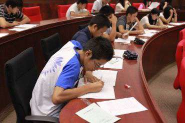 小論文対策講座で実際に小論文模試を受ける参加者の皆さま