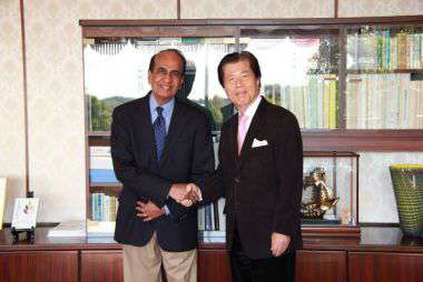 Dr.V.K.Unni教授と栗本学長