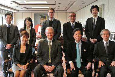 ハワイ大学マノア校のヴァンス・ローリー学部長,アリス・リー所長と