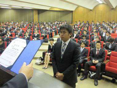 平成23年度優良学生表彰式｜賞状を受け取る学生