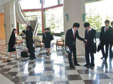 身だしなみチェック風景