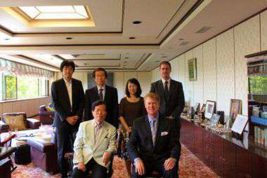 AACSB International の副会長Michael Wiemer氏と