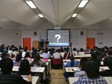 満席の会場で４年生による熱のこもったプレゼン