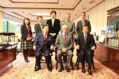 アルバータ大学のJoseph Doucet学部長、Richard Beason教授と