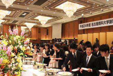 謝恩会｜乾杯後は盛大に盛り上がりました