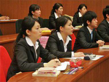 学内会社説明会風景