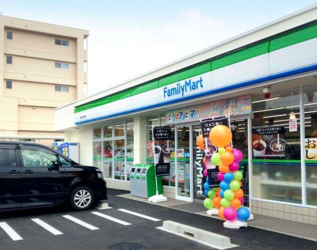 ファミリーマート日進三本木店（2014年3月オープン）と米野木寮