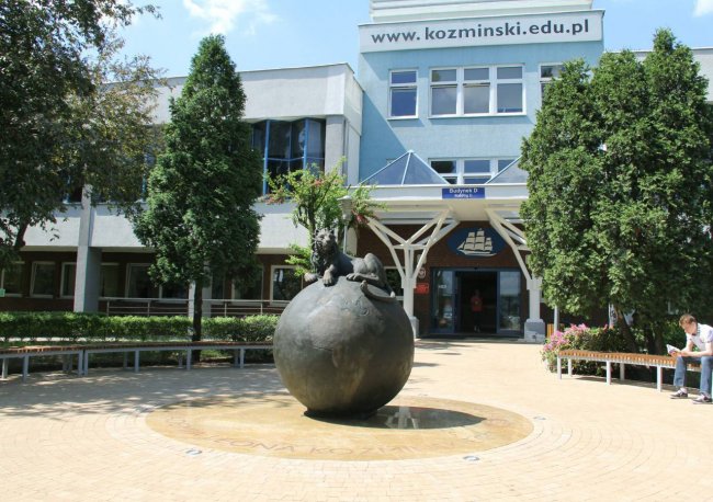 コズミンスキー大学