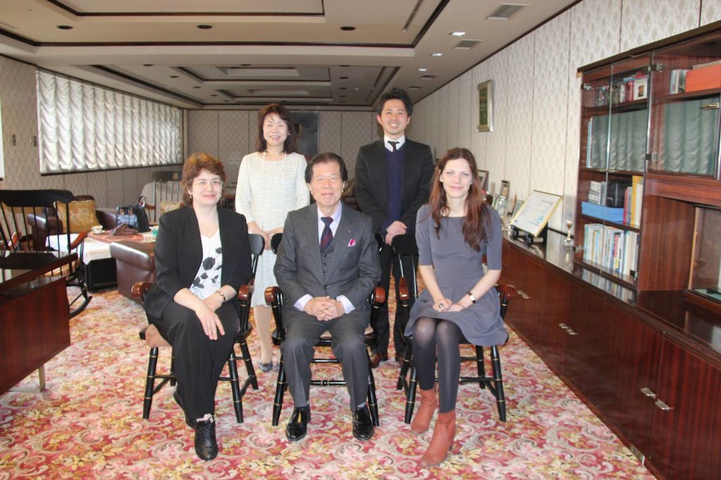 ロモノーソフビジネススクールの国際交流部の方々と