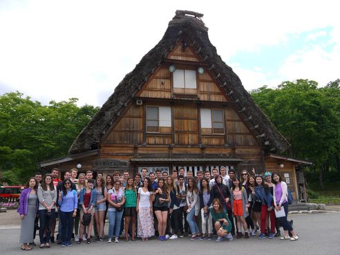 合掌造りの前で