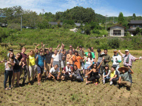 稲刈り体験を終えて記念撮影