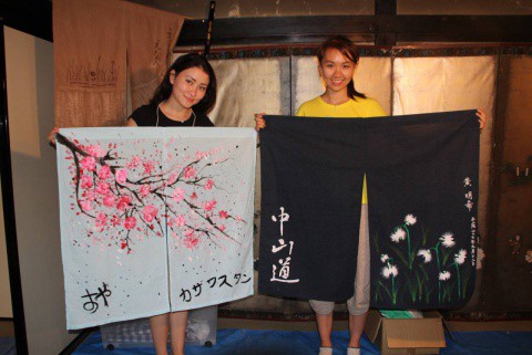 出来上がったのれんを手に