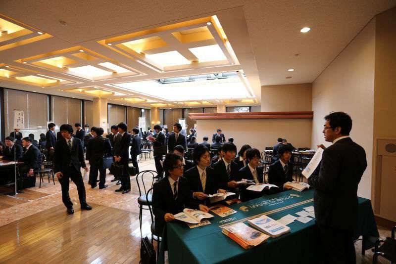 学内合同会社説明会1