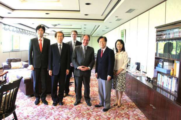 EBS Business Schoolから、国際交流部のAxel Schumacher氏と