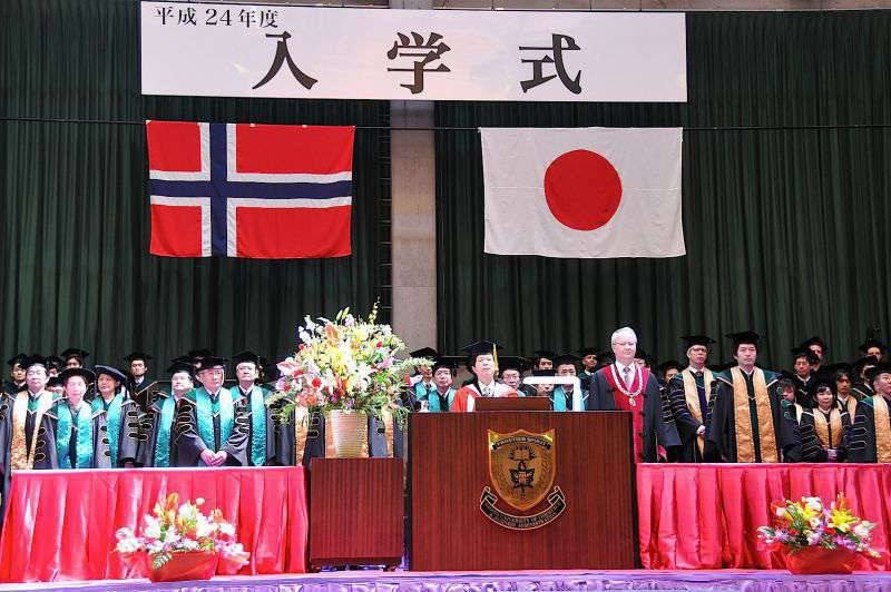 中央に本学学長、その隣にノルウェー経済大学ヤン・ハーランド学長先生