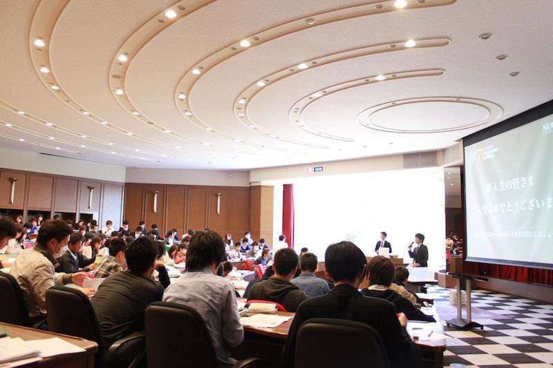 説明に真剣に聞き入る新入生たち