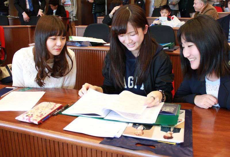 配布された資料を見ながら新生活をイメージ