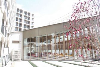 ラウンジの外は広い庭園