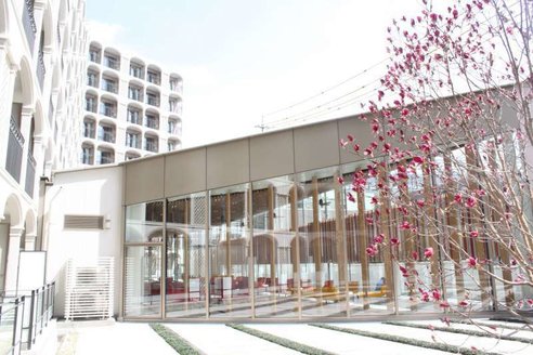 Large garden outside the lounge