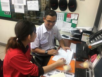 海外インターンシップ,仕事中