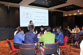 お名前ビンゴを司会者が説明