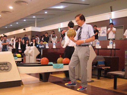 副学長先生による始球式