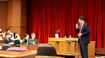 日本版顧客満足度指数モデルのプレゼンをする学生