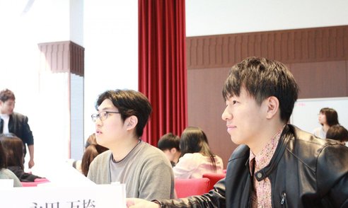 真剣に議論に参加して理解を深めている学生たち