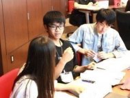 教室実験の結果について話し合う学生