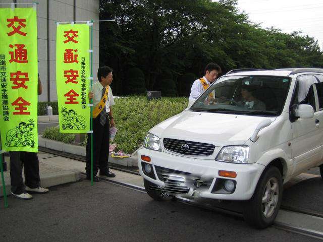 車両1台毎に安全運転を呼びかける職員