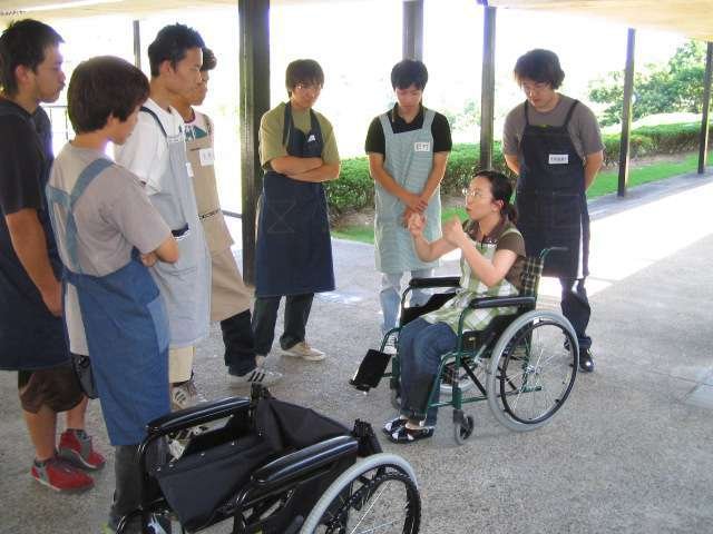 車椅子移動の介助