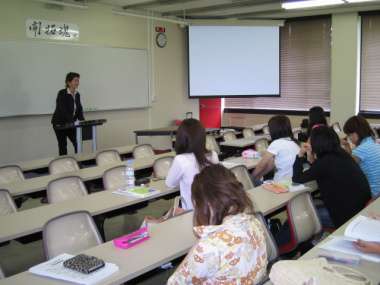 先生の指文字を読み取って単語で表現します