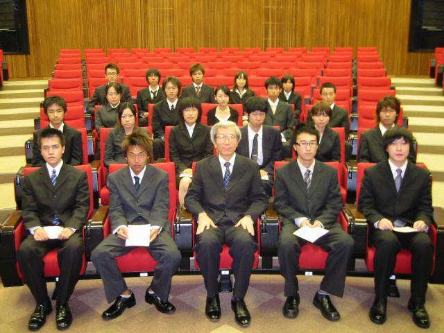 栗本昌英先生と創立者奨学生の皆さん