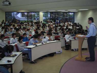 適性検査の結果を見ながら話しを聞いています