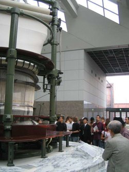 環状織機前にて