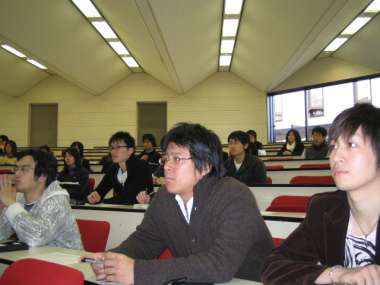 パネルディスカッションに参加する学生