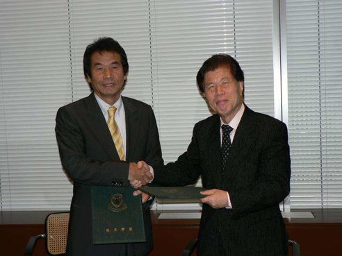 調印後の堅い握手