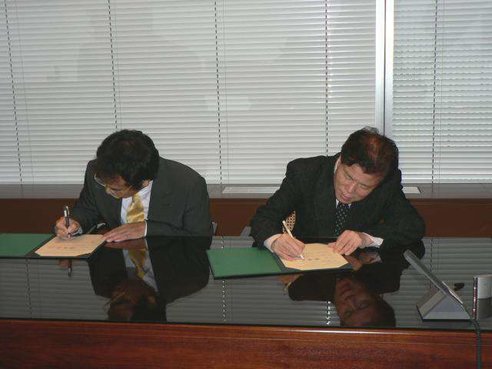 栗本学園理事長とアルペン社長が協定書に調印