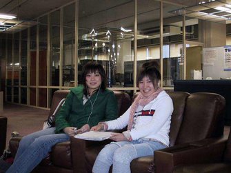 英語コミュニケーション学科の岩瀬さんと岩島さん