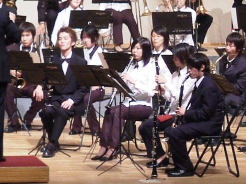 演奏する名商大生と光陵生