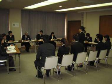 模擬集団面接、面接を待っている学生は横で見学します