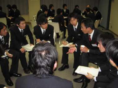 真剣に話を聞く懇談会の様子