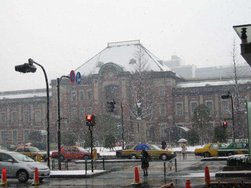 丸ビル入り口から東京駅を臨む