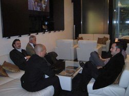 レクサスのラウンジでくつろぐ皆さん