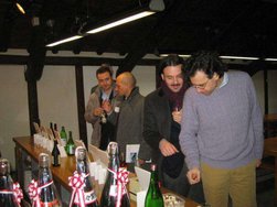 様々な種類のお酒を試飲されていました