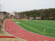 陸上競技場（左後方は万博記念ゲート）