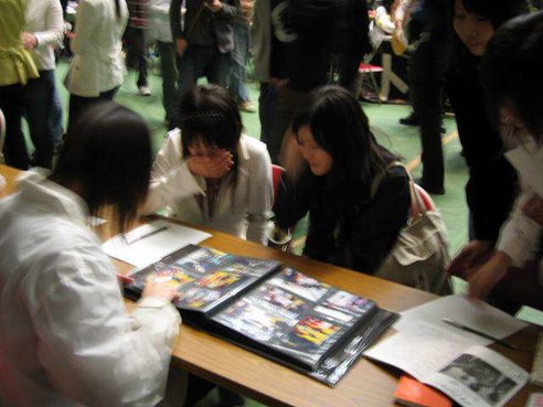 ブースで説明を聞く新入生