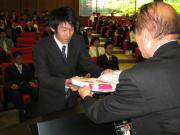 賞状と記念品を受け取る優良学生