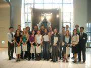 お気に入りの二足歩行の乗り物の前で